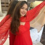 Meera Deosthale Instagram - लाल मेरे दिल का हाल ❤️ 😂