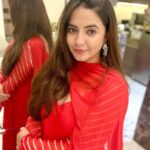 Meera Deosthale Instagram - लाल मेरे दिल का हाल ❤️ 😂