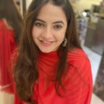 Meera Deosthale Instagram - लाल मेरे दिल का हाल ❤️ 😂