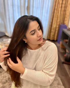 Meera Deosthale Instagram - Need no AC now 🤭🤭 

P.s - बिजली का बिल भी कम आयेगा इस बार 🤓
