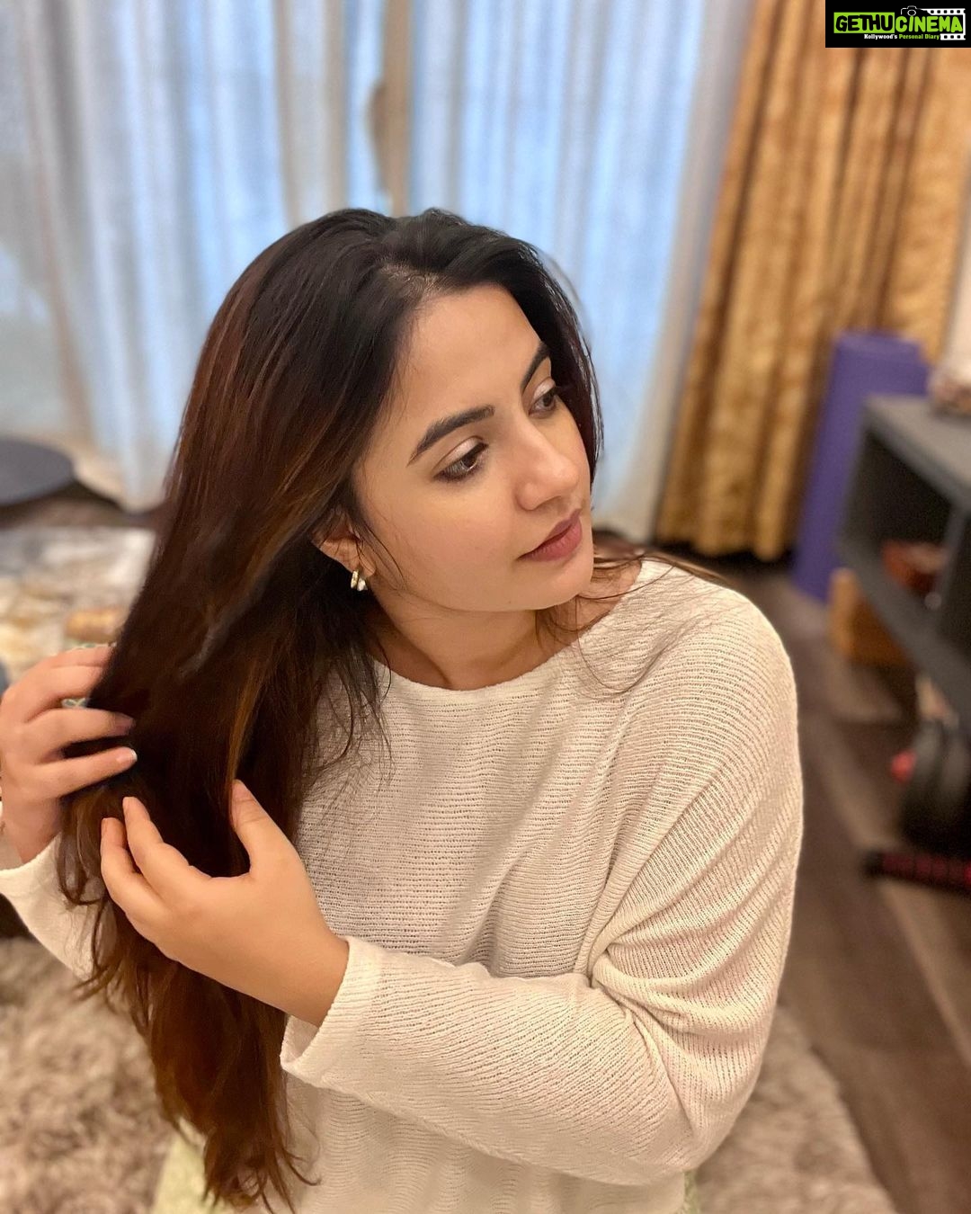 Meera Deosthale - 14.1K Likes - Need no AC now 🤭🤭
P.s - बिजली का बिल भी कम आयेगा इस बार 🤓