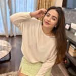 Meera Deosthale Instagram - Need no AC now 🤭🤭 P.s - बिजली का बिल भी कम आयेगा इस बार 🤓