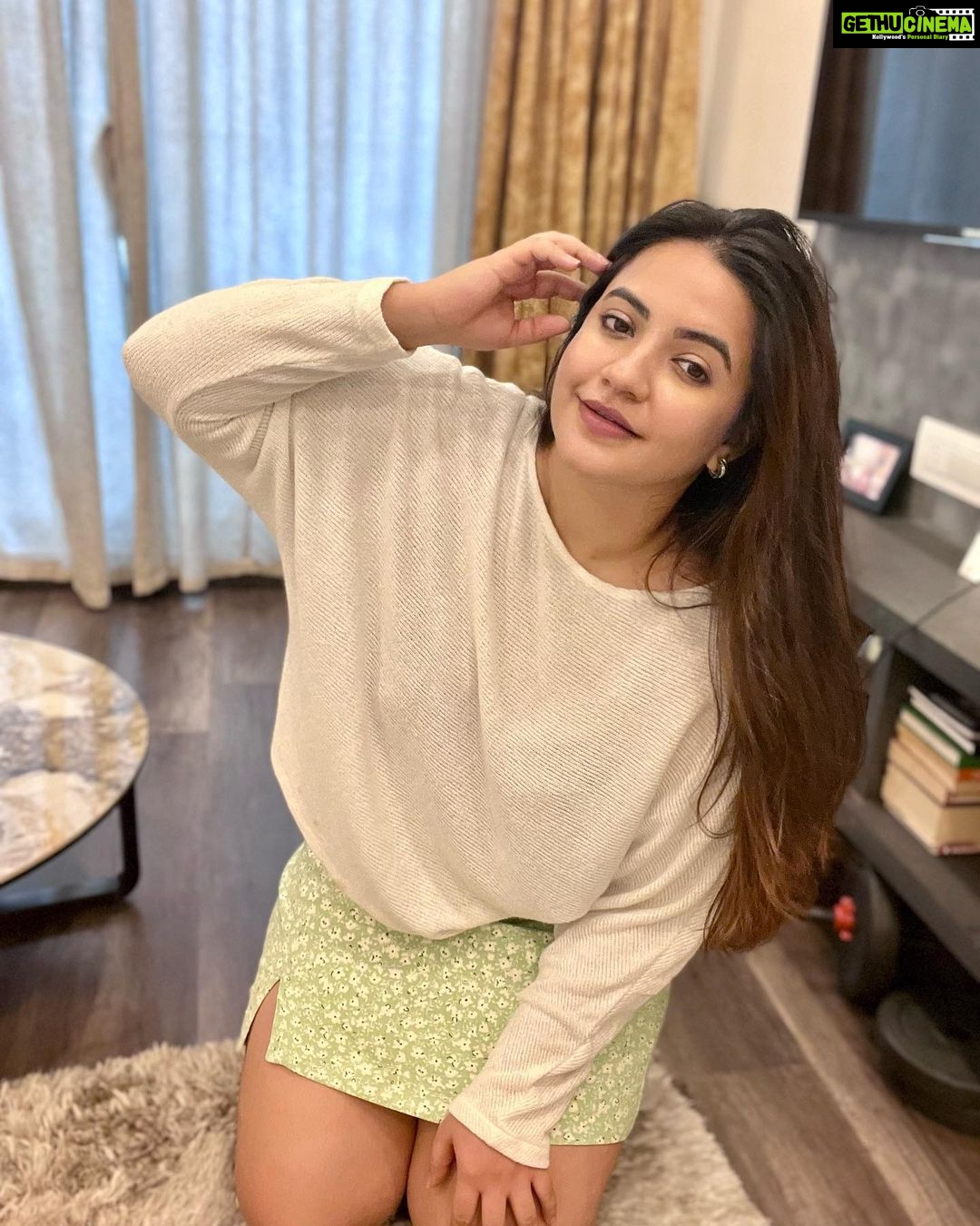 Meera Deosthale - 14.1K Likes - Need no AC now 🤭🤭
P.s - बिजली का बिल भी कम आयेगा इस बार 🤓