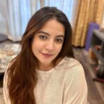 Meera Deosthale Instagram - Need no AC now 🤭🤭 P.s - बिजली का बिल भी कम आयेगा इस बार 🤓