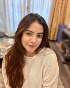 Meera Deosthale Instagram - Need no AC now 🤭🤭 P.s - बिजली का बिल भी कम आयेगा इस बार 🤓