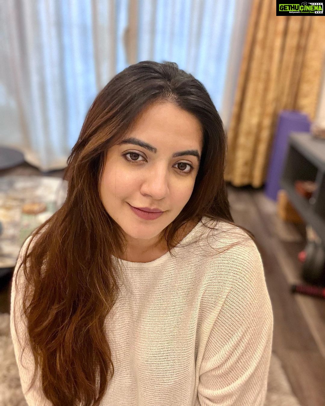 Meera Deosthale - 14.1K Likes - Need no AC now 🤭🤭
P.s - बिजली का बिल भी कम आयेगा इस बार 🤓
