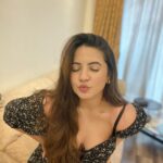 Meera Deosthale Instagram - Own it ❣️#selfmusing
