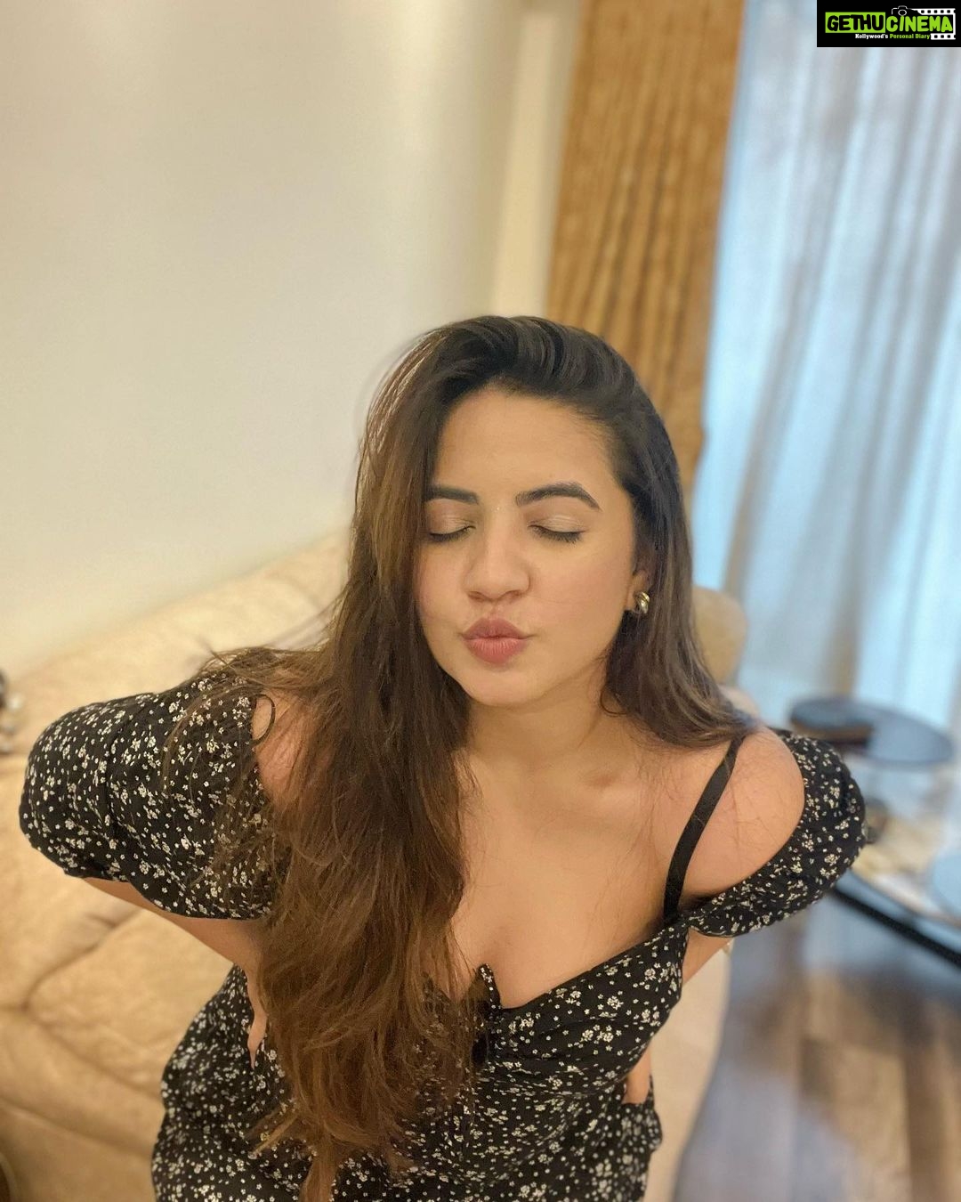 Meera Deosthale Instagram - Own it ❣️#selfmusing