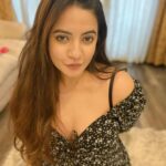Meera Deosthale Instagram - Own it ❣️#selfmusing