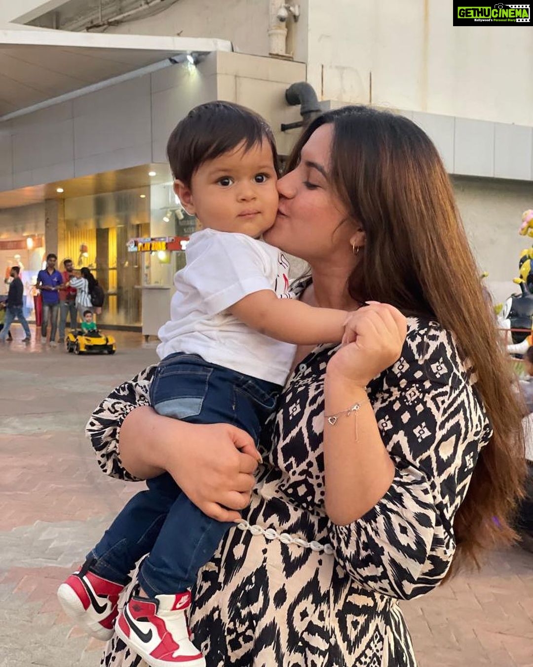 Meera Deosthale - 39.7K Likes - With two sweethearts In the frame 💕💕💕🧿🧿
P.s - that handsome lil one is my future boyfriend #zayndhoopar 🤭🤭