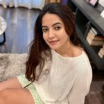 Meera Deosthale Instagram - Need no AC now 🤭🤭 P.s - बिजली का बिल भी कम आयेगा इस बार 🤓