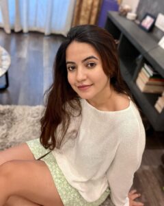Meera Deosthale Instagram - Need no AC now 🤭🤭 

P.s - बिजली का बिल भी कम आयेगा इस बार 🤓