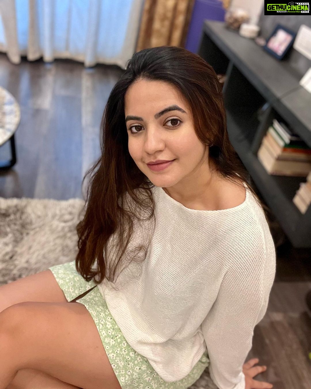 Meera Deosthale - 14.1K Likes - Need no AC now 🤭🤭
P.s - बिजली का बिल भी कम आयेगा इस बार 🤓