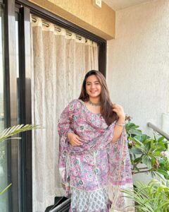 Meera Deosthale Instagram - Yeh shaam mastaani ❤️

📸 @sanjanaudar