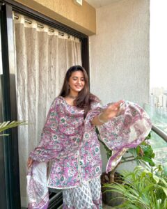 Meera Deosthale Instagram - Yeh shaam mastaani ❤️

📸 @sanjanaudar