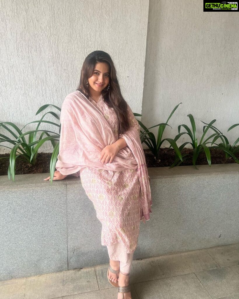 Meera Deosthale Instagram - Lounging around in this comfy cotton suit by @krishaclothing