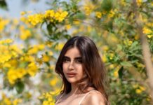 Miesha Saakshi Iyer Instagram - Andhi Vaanam Araikkum Manjal 🌻 Outfit @a.la.modebyakanksha 📸 @swagatsharmaphotography Delhi, India
