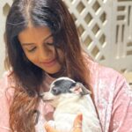 Mitali Nag Instagram – Btw her name is KIWI ♥️😁
And no rewards for guessing who is she looking at 😁 @sankalppardeshi 
.
.
#mitaalinag #chihuahua #cutedogs #trendingaudio #love #333 Mumbai, Maharashtra