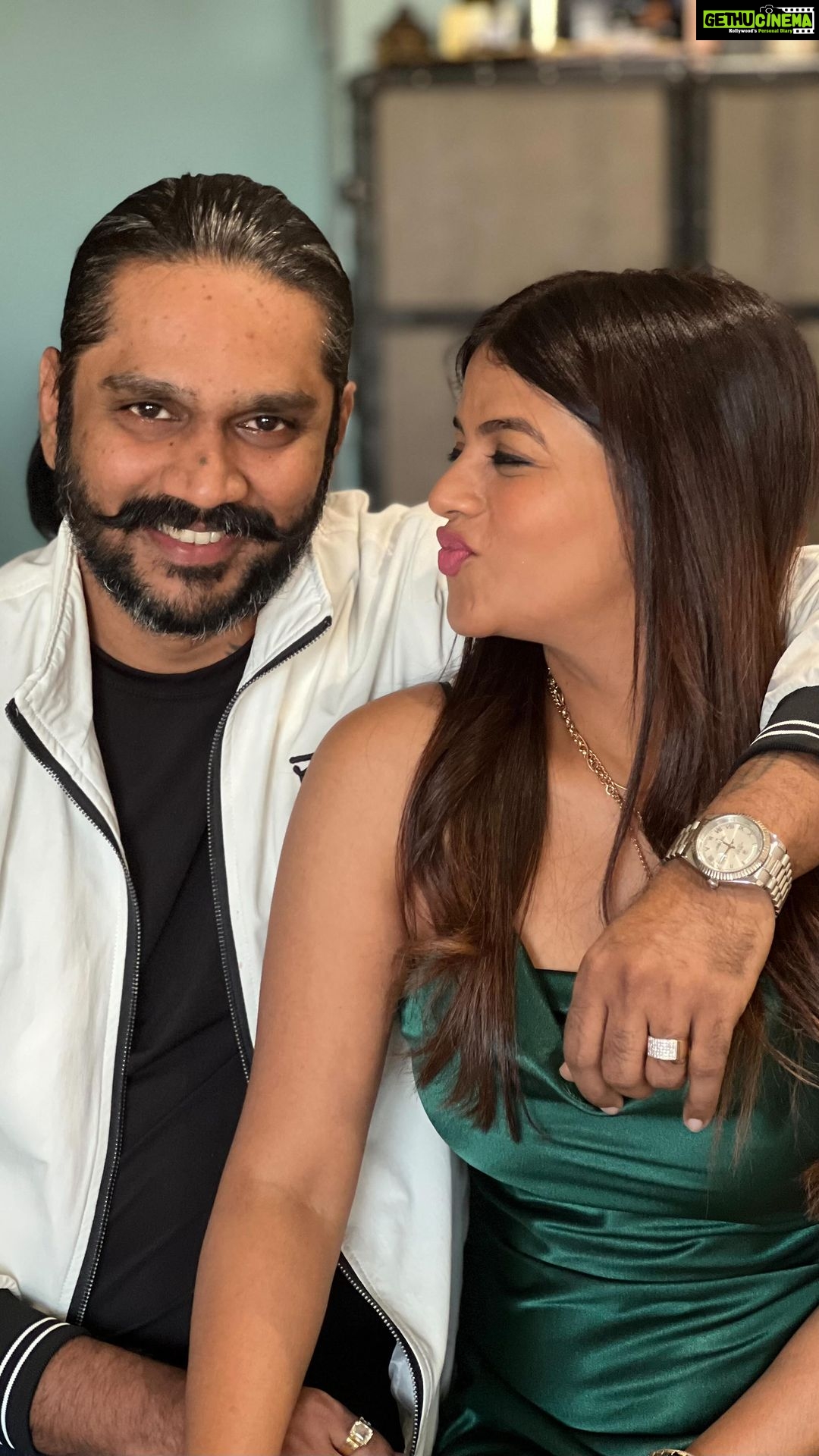 Mitali Nag Instagram - Sometimes I wonder ghar mein itni dhool aati Kahan se hai…?!? . . #mitaalinag #husbandwife #funnyreels #trendingaudio #contentcreator Mumbai - मुंबई