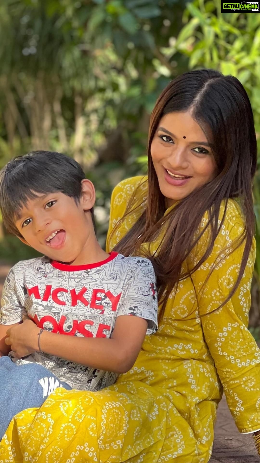 Mitali Nag Instagram - The last one proves he is just like his father 😂♥️🤣 . . . @rudransh_pardeshi @sankalppardeshi @akanksha_shahani #mitaalinag #indianactress #contentcreator #family #motherson #funnyreels #trendingaudio #333