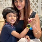 Mitali Nag Instagram – Role reversal by my #chocolateeyedboy @rudransh_pardeshi for the right reasons!! ♥️
This next zen smart watch for kids from @watchoutwearables is definitely a game changer when it comes to the safety of your kids and it certainly is a blessing for working mothers like me 😊♥️
.
.
PR @sweetbasilentertainment 
#mitaalinag #collab #smartwatch #sharktank #333