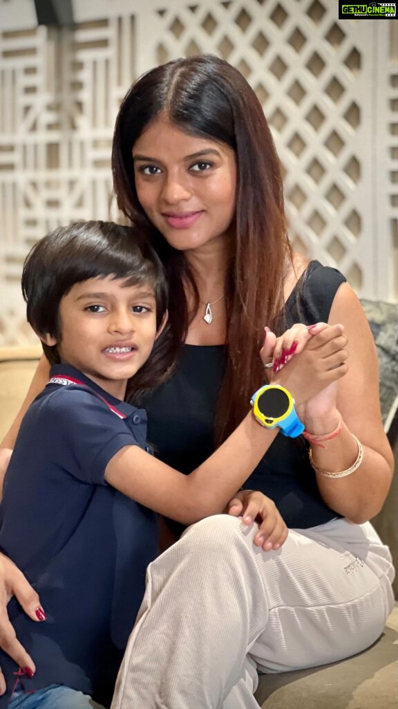 Mitali Nag Instagram - Role reversal by my #chocolateeyedboy @rudransh_pardeshi for the right reasons!! ♥ This next zen smart watch for kids from @watchoutwearables is definitely a game changer when it comes to the safety of your kids and it certainly is a blessing for working mothers like me 😊♥ . . PR @sweetbasilentertainment #mitaalinag #collab #smartwatch #sharktank #333