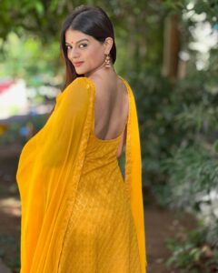 Mitali Nag Instagram - Some yellow to make your feed bright 💛🌻⭐️
.
.
Outfit @swadeshi_shringaar 
Stylist @rimadidthat 
PR @mediatribein 
#mitaalinag #collab #fashion #333 #afsarbitiya