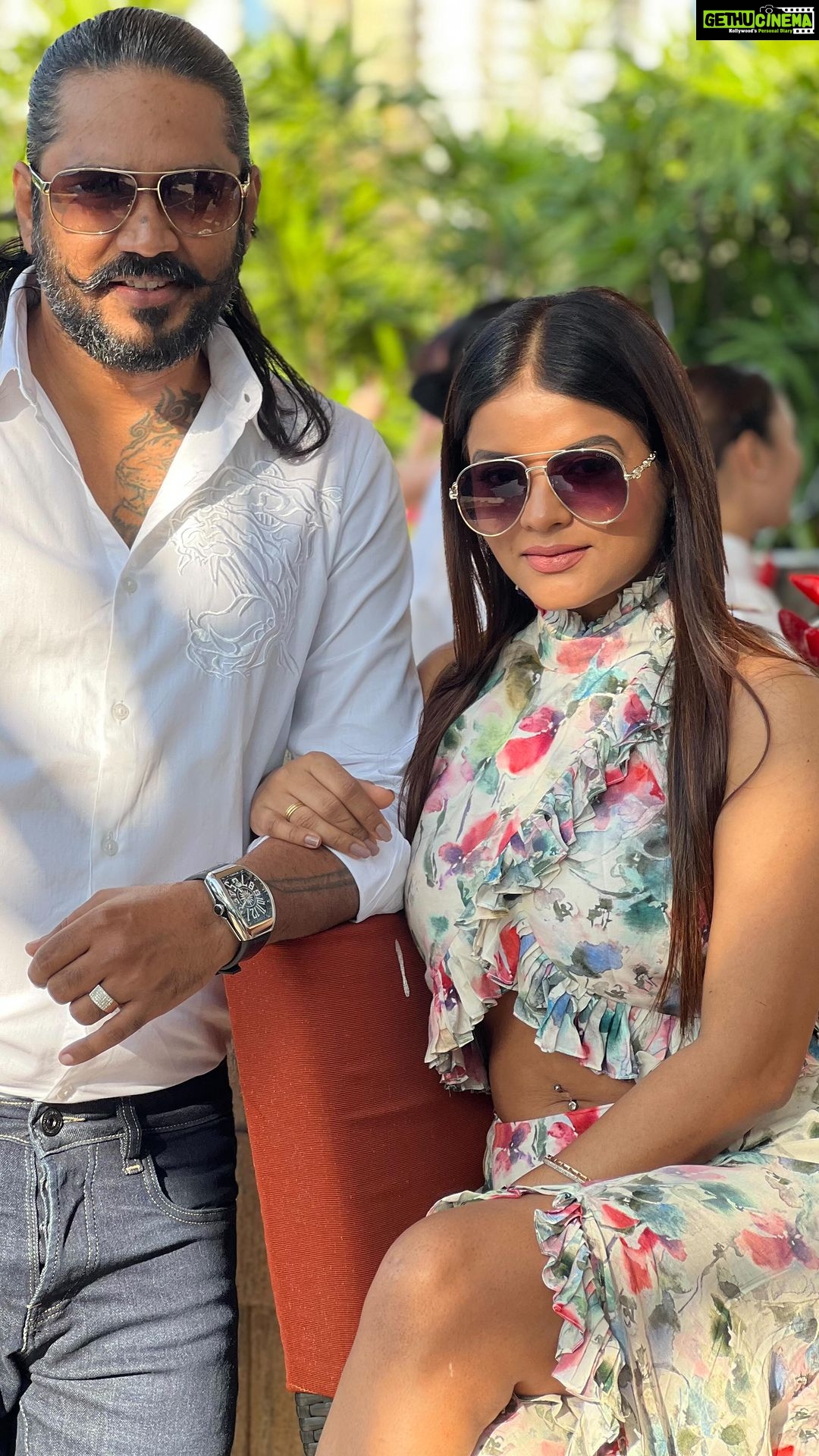 Mitali Nag Instagram - Some trends are so cute yaa… ♥️😍🧿 . . . #mitaalinag #trendingaudio #afsarbitiya #husbandwife #333