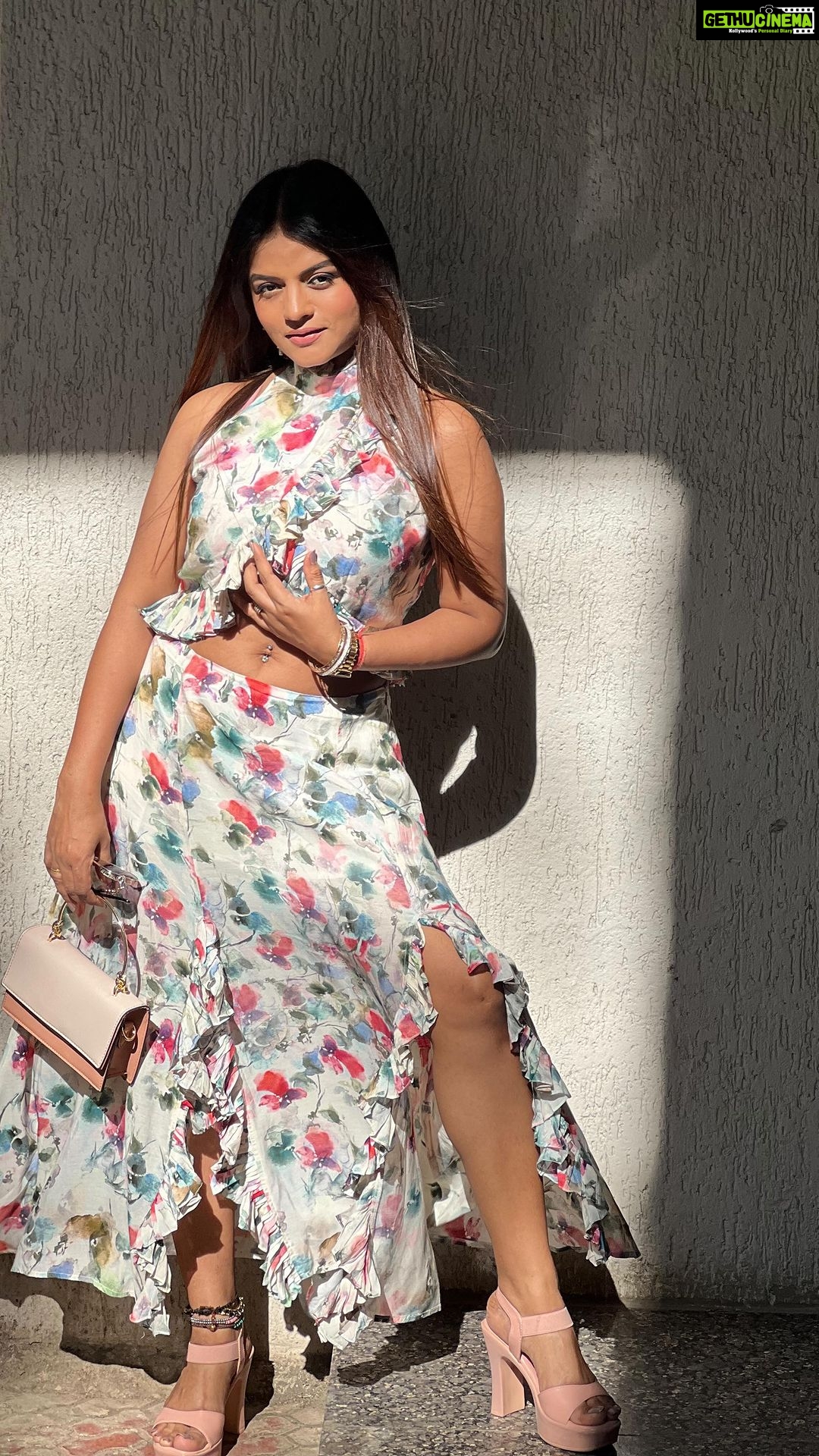 Mitali Nag Instagram - For the love of the audio ♥️😍 . . Outfit @thegroomingcollection Stylist @the_neerajpandey Bag @accessorizeindiaofficial Footwear @inc5official #mitaalinag #fashion #trendingaudio #333 #indianactress The Westin Mumbai Garden City