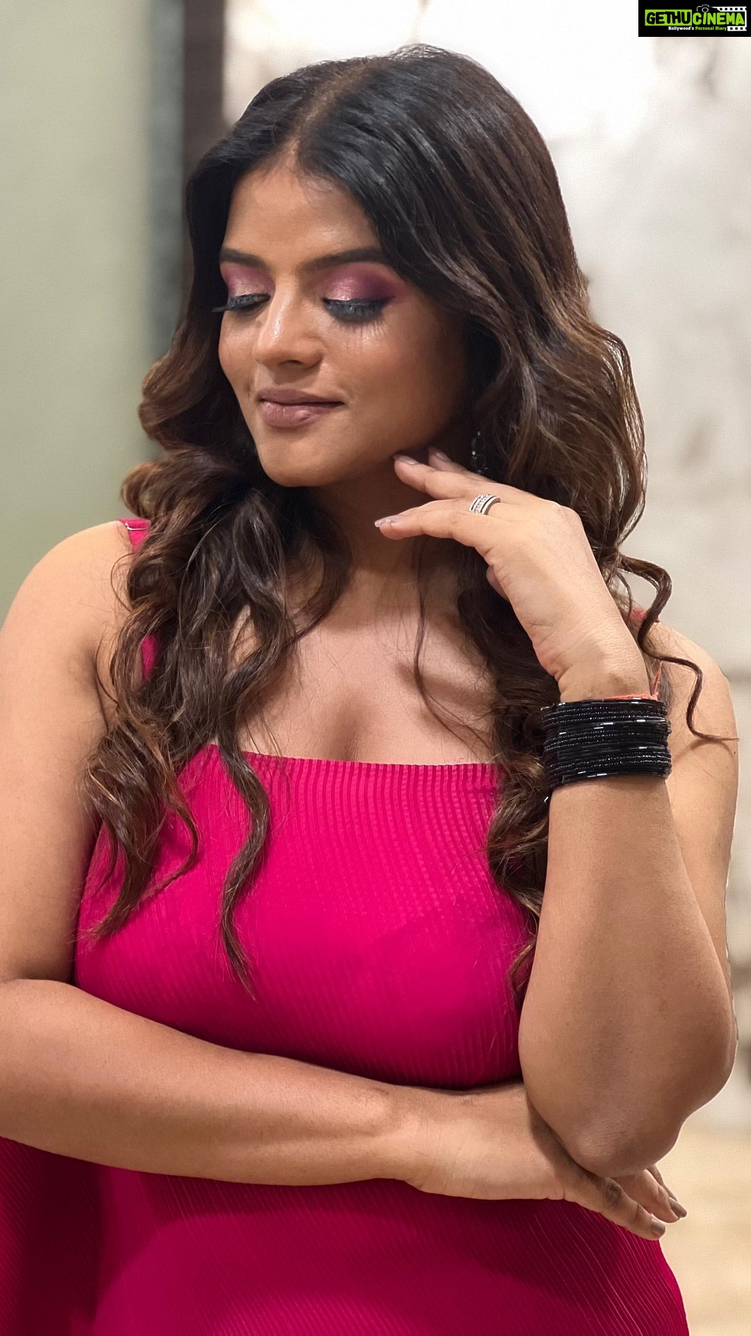 Mitali Nag Instagram - Who likes dramatic eye make up…? 😍 This one by @poojagurchal9694 is called Galaxy Eyes ♥️😍 . . #mitaalinag #eyemakeup #afsarbitiya #trendingaudio #333 Mumbai - मुंबई