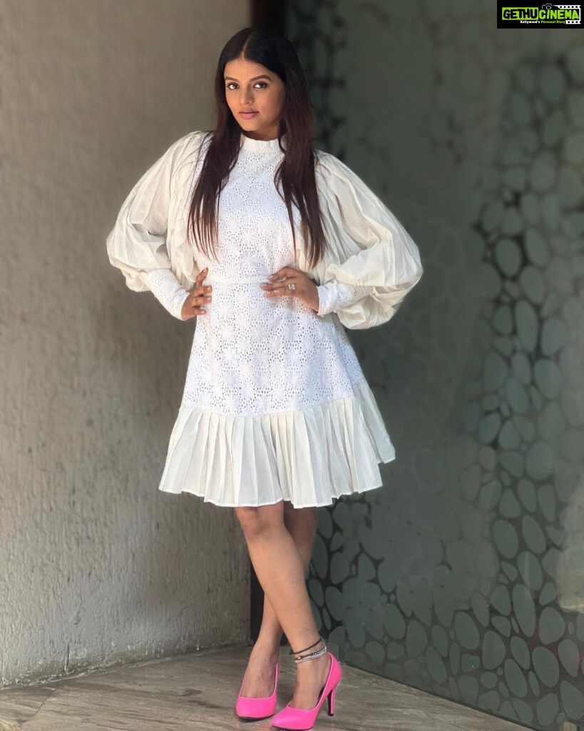 Mitali Nag Instagram - Just another summer post popping up on your feed 🤍 🩷 . . . Stylist @the_neerajpandey Outfit @thegroomingcollection Footwear @dressberry_india #mitaalinag #afsarbitiya #fashion #collab #333 Mumbai, Maharashtra