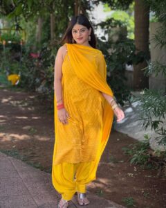 Mitali Nag Instagram - Some yellow to make your feed bright 💛🌻⭐️
.
.
Outfit @swadeshi_shringaar 
Stylist @rimadidthat 
PR @mediatribein 
#mitaalinag #collab #fashion #333 #afsarbitiya