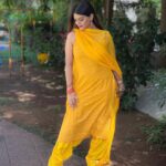 Mitali Nag Instagram - Some yellow to make your feed bright 💛🌻⭐️ . . Outfit @swadeshi_shringaar Stylist @rimadidthat PR @mediatribein #mitaalinag #collab #fashion #333 #afsarbitiya Mumbai, Maharashtra