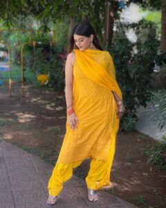 Mitali Nag Instagram - Some yellow to make your feed bright 💛🌻⭐️
.
.
Outfit @swadeshi_shringaar 
Stylist @rimadidthat 
PR @mediatribein 
#mitaalinag #collab #fashion #333 #afsarbitiya