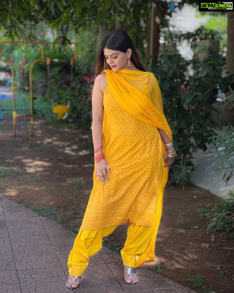 Mitali Nag Instagram - Some yellow to make your feed bright 💛🌻⭐ . . Outfit @swadeshi_shringaar Stylist @rimadidthat PR @mediatribein #mitaalinag #collab #fashion #333 #afsarbitiya Mumbai, Maharashtra