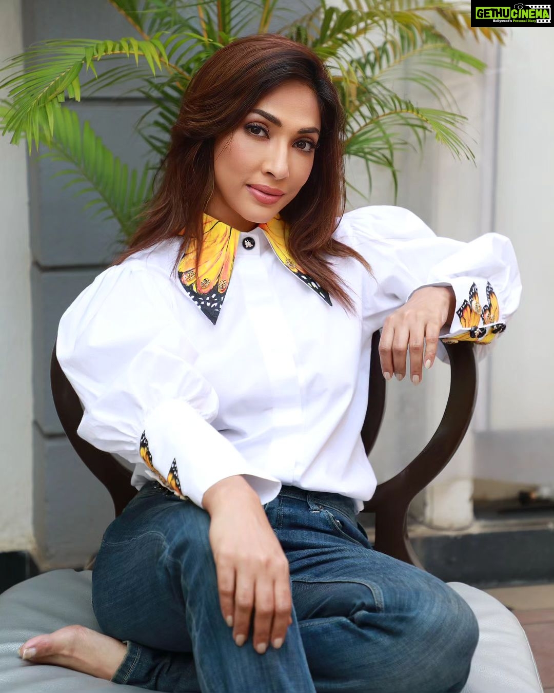 Mouli Ganguly Instagram - Sitting silently and posing is a performing art !