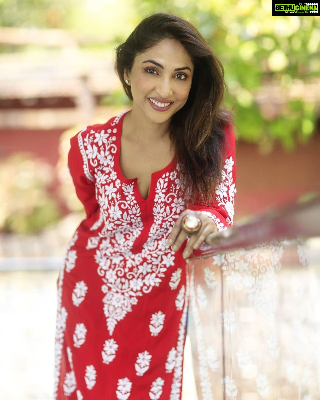 Mouli Ganguly Instagram - Let's wander where wifi is weak and sun is strong . . .Clicked by @sonal__dalmia Wearing @maayra_fashion @kavitaprateekmishra Make up @priya_sureka Location @irayoslifestyle . . . #mouliganguly #indiansuit #lucknowisuit #indianwoman #indianlady Irayos Lifestyle Retreat