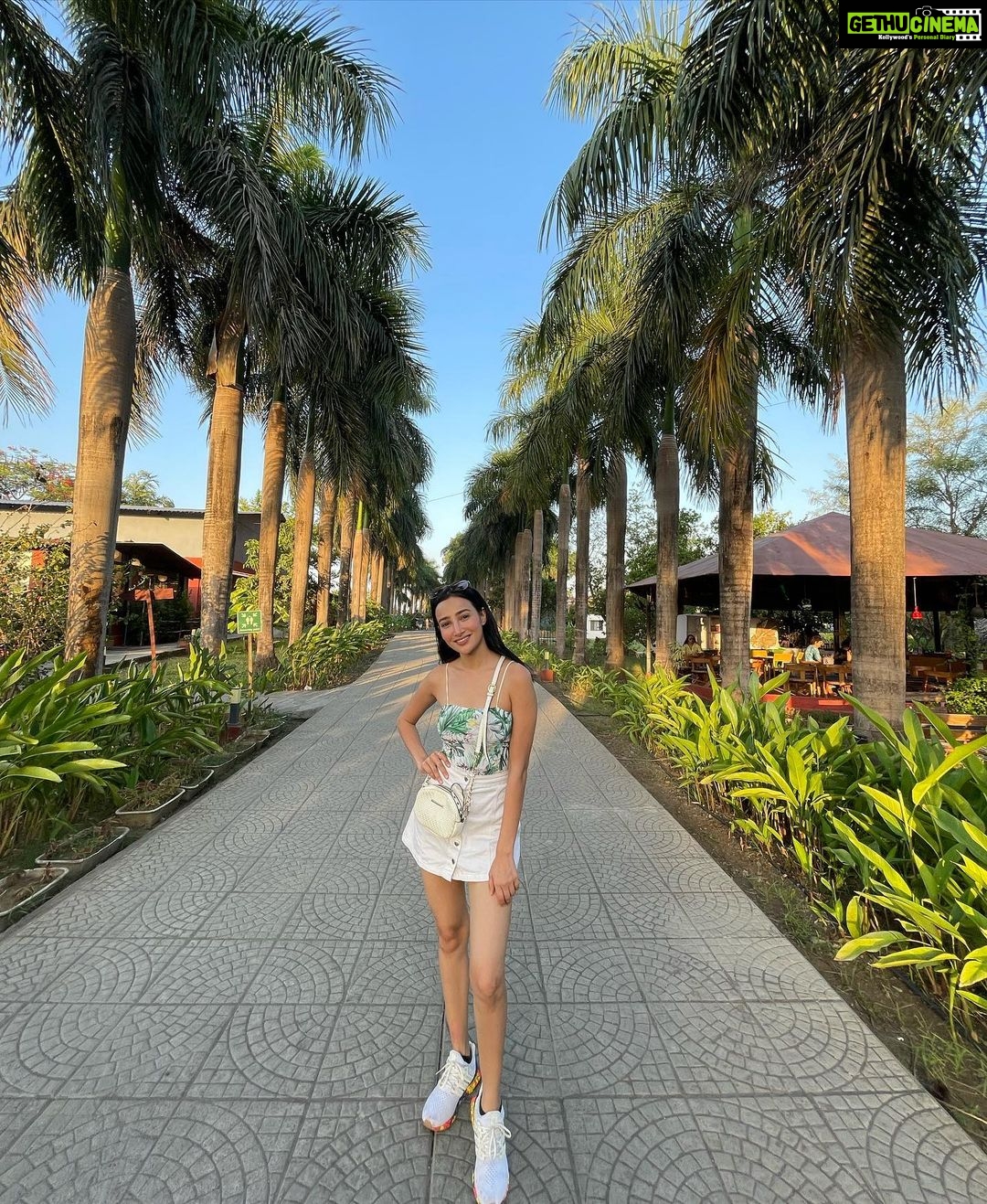 Nalini Negi Instagram - #vacation #vaccaymode #friends #chilling #chillingvibes #nature #naturelovers #naturetravellers #beachmode #staycation
