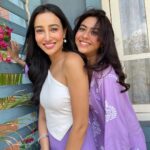 Nalini Negi Instagram - Twinning with this Cutie 😘😘 @reem_sameer8 #funtimes #masti #shooting #shoot #fun