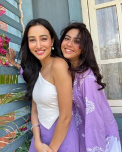 Nalini Negi Instagram - Twinning with this Cutie 😘😘 @reem_sameer8 

#funtimes #masti #shooting #shoot #fun