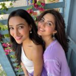 Nalini Negi Instagram - Twinning with this Cutie 😘😘 @reem_sameer8 #funtimes #masti #shooting #shoot #fun