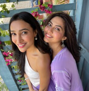 Nalini Negi Instagram - Twinning with this Cutie 😘😘 @reem_sameer8 

#funtimes #masti #shooting #shoot #fun