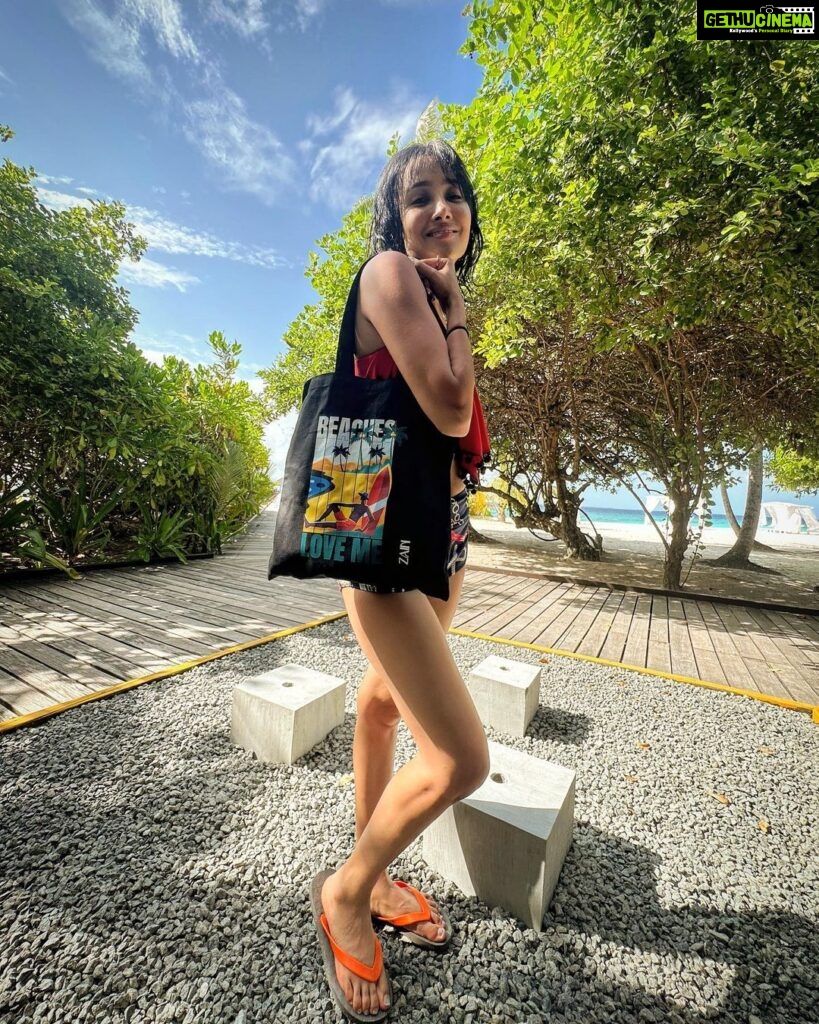 Nalini Negi Instagram - Love how versatile the bag is. You can use it for the beach, but it would also make a great shopping or grocery bag. It's definitely a must-have for summer! That tote bag is perfect for beach days held by actor/influencer @nalininegi #zabyzain #beachesloveme #totebag #sustainablefashion Maldives Beach