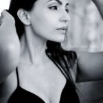 Navina Bole Instagram - The Alluring @navina_005 Shot & Edit - Imtiyaz Sayyed @shutterjuicestudio #NavinaBole #Actress #FitnessEnthusiast #Celebrity #Celeb #ShutterJuiceStudio #FashionPhotographer #Cinematographer #CelebrityPhotographer #Monochrome #Portrait #Portraiture #PortraitPhotography Mumbai - The City of Dreams
