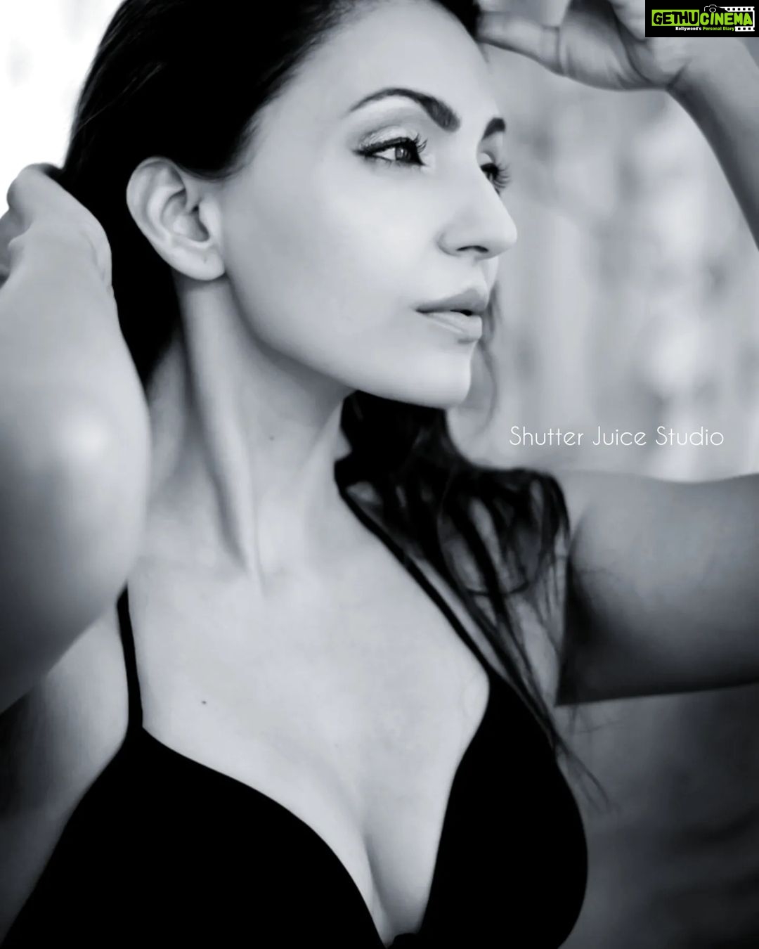 Navina Bole Instagram - The Alluring @navina_005 Shot & Edit - Imtiyaz Sayyed @shutterjuicestudio #NavinaBole #Actress #FitnessEnthusiast #Celebrity #Celeb #ShutterJuiceStudio #FashionPhotographer #Cinematographer #CelebrityPhotographer #Monochrome #Portrait #Portraiture #PortraitPhotography Mumbai - The City of Dreams