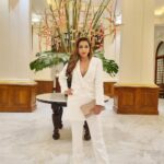 Navina Bole Instagram - #bosslady vibes in #neutrals !! A #cantgowrong combo!!🤍🥂💥😎💯 Outfit : @mansisalhotraindia Stylist: @stylemazebyjanvi Jewellery: @mozaati Event Aligned by @publiquedom MUA : @amysbeautyedge Hair : @style_with_navo 📸@ruwanaru_weerasingha @thari_dhana_fdow #picoftheday #photooftheday #newpost #newpic #newphoto #instapost #instapic #instaphoto #instagood #instagram #ootd #white #whitesuit #powerdressing #blackstilettos #fierce #bosslady #comfortableinmyskin #competitionwithmyself #levelup #eventready #whiteisright #eleganceisanattitude #explorepage #explore #navinabole #nomondayblues #positivevibes Galle Face Hotel