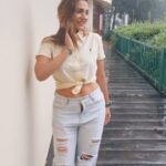 Navina Bole Instagram - This song. . This mausam. . Magical vibes🌟💫🌧 #throwback #munnar #vacayvibes #reelsinstagram #reels #reelstrending #reeloftheday #reelitfeelit #instareelsindia❤️ #trending #trendingsong #romance #rains #mausam #monsoonmagic #takemeback #explorepage #explore #navinabole #pluvophile #newreels #tgif #omsairam #positivevibes Club Mahindra Munnar