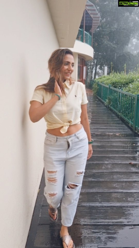 Navina Bole Instagram - This song. . This mausam. . Magical vibes🌟💫🌧 #throwback #munnar #vacayvibes #reelsinstagram #reels #reelstrending #reeloftheday #reelitfeelit #instareelsindia❤️ #trending #trendingsong #romance #rains #mausam #monsoonmagic #takemeback #explorepage #explore #navinabole #pluvophile #newreels #tgif #omsairam #positivevibes Club Mahindra Munnar