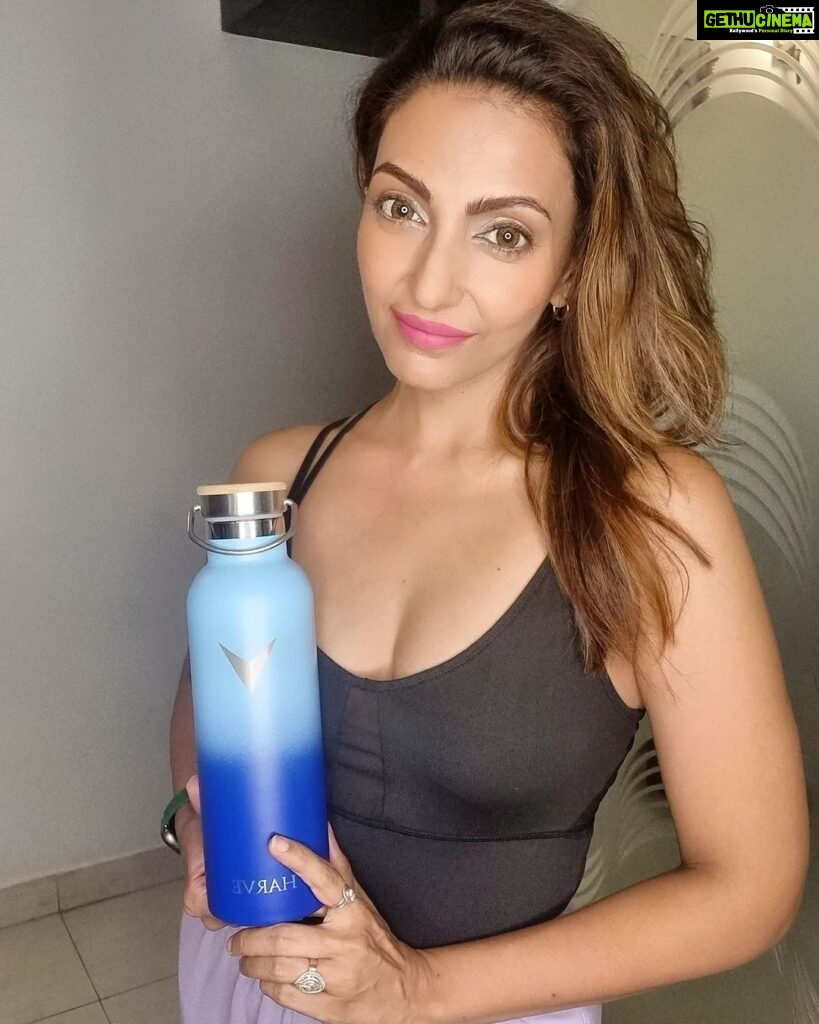 Navina Bole Instagram - Hydration is the key to good health! And the motivation to hydrate becomes so much stronger when you have a water bottle this beautiful, durable, and portable!! And the cherry on the cake is you stand a chance to win a 4 day luxury stay cation on buying these limited edition water bottles from @harve.in They have just 1000 exclusive pieces of this beauty available, so grab yours before it's too late! @harve.in Use my code NAVINA5 to get a straight 5% discount on your purchase 🩵💙 #newpost #newpics #instapost #instapics📷 #hydrate #waterbottle #exclusive #limitededition #fitnessmotivation #healthyhabits #fitnessaddict #fitness #keephustling #explorepage #explore #navinabole #hurryup #dontmissout #harve #nomondayblues #positivevibes