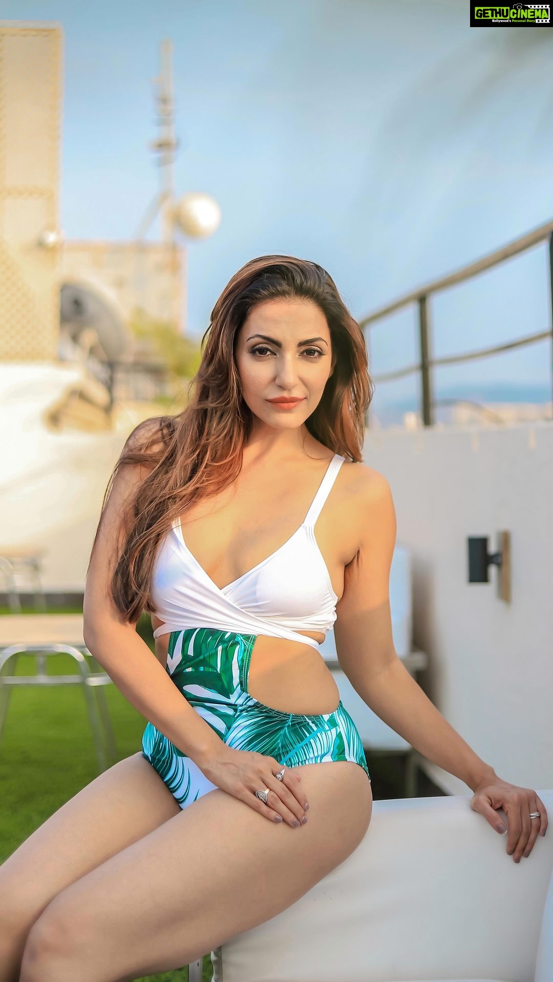 Navina Bole Instagram - Wait for the picture 😇 ( ⚠️ Portrait poses/ Ideas ⚠️) 📸 Capture by : @the_pixeleyes 👨💻 Retouch by : @the_pixeleyes 💃 TV Actress : @navina_005 💄 Makeup & Hairs : @sapna_celebritymakeupartist 🥻Styled By : @style_deintrepide 📍: @goldfinchmumbai Assistant @_lens_vibe__14 #reels #reelsinstagram #reelsindia #trending #photographers_of_india #fashionphotography #fashionstyle #fashionweek #fashionblogger #the_pixeleyes #rohitkamblephotography #navina #navinabole